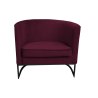 Fotel Glamour z welurowej tkaniny w kolorze bordo, szeroki ściskany oparcie i metalowa czarna podstawa w kształcie łukowych nóże
