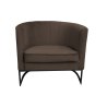Fotel Glamour z welurowej tkaniny w kolorze brązowym, z cylindrowym oparciem i metalową czarną podstawą, stylowy i wygodny.