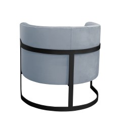 Fotel Glamour z welurowej tkaniny w pastelowym błękicie, okrągła czarna metalowa podstawa.