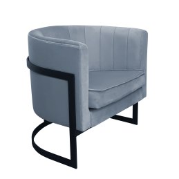 Fotel Glamour z welurowej tkaniny o jasnoniebieskim kolorze, wyprofilowane oparcie, podłokietniki i czarna, metalowa, krzyżowa b