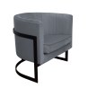 Fotel Glamour welurowy w kolorze szarym z czarną metalową podstawą, wygodne siedzisko i plecione ramy.