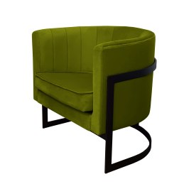 Fotel Glamour z welurową tkaniną w zielonym kolorze, cylindrowa smukła forma, czarna metalowa podstawa w kształcie ramy.