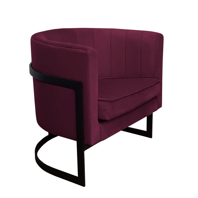 Fotel Glamour z welurową tkaniną w kolorze purpury, z czarną metalową podstawą i owalnym, otwieranym kształtem.