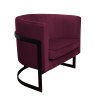 Fotel Glamour z welurową tkaniną w kolorze purpury, z czarną metalową podstawą i owalnym, otwieranym kształtem.