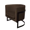 Fotel Glamour z welurowej tkaniny w kolorze brązowym, o okrągłej, wypukłej formie, metalowej czarnej podstawie z prostymi ramami