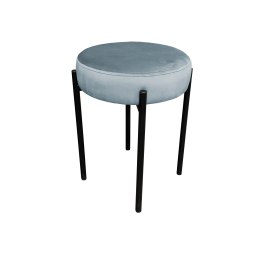 Taboret DIOR z czarnym metalowym stelażem i okrągłym, błękitnym welurowym siedziskiem.