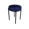 Taboret DIOR z czarnym metalowym stelażem i okrągłą, granatową welurową siedziskiem.