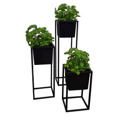 Metalowe kwietniki stojące – stylowa oprawa dla roślin.