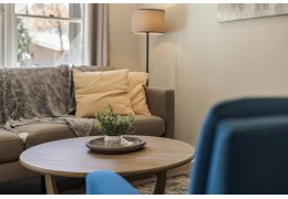 Stoliki kawowe – jeden duży czy zestaw dwóch mniejszych?